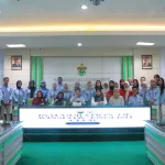 Momen bersejarah pelantikan 32 pengurus Winslow English Club (WEC) FKM Universitas Hasanuddin masa bakti 2025–2026 diabadikan bersama Dekan FKM Unhas, Prof. Sukri Palutturi, SKM, M.Kes., MSc.PH., Ph.D., sebagai simbol lahirnya generasi baru mahasiswa kesehatan masyarakat yang siap menguasai bahasa global, memperluas jejaring internasional, dan mengukuhkan FKM Unhas sebagai fakultas berdaya saing dunia.